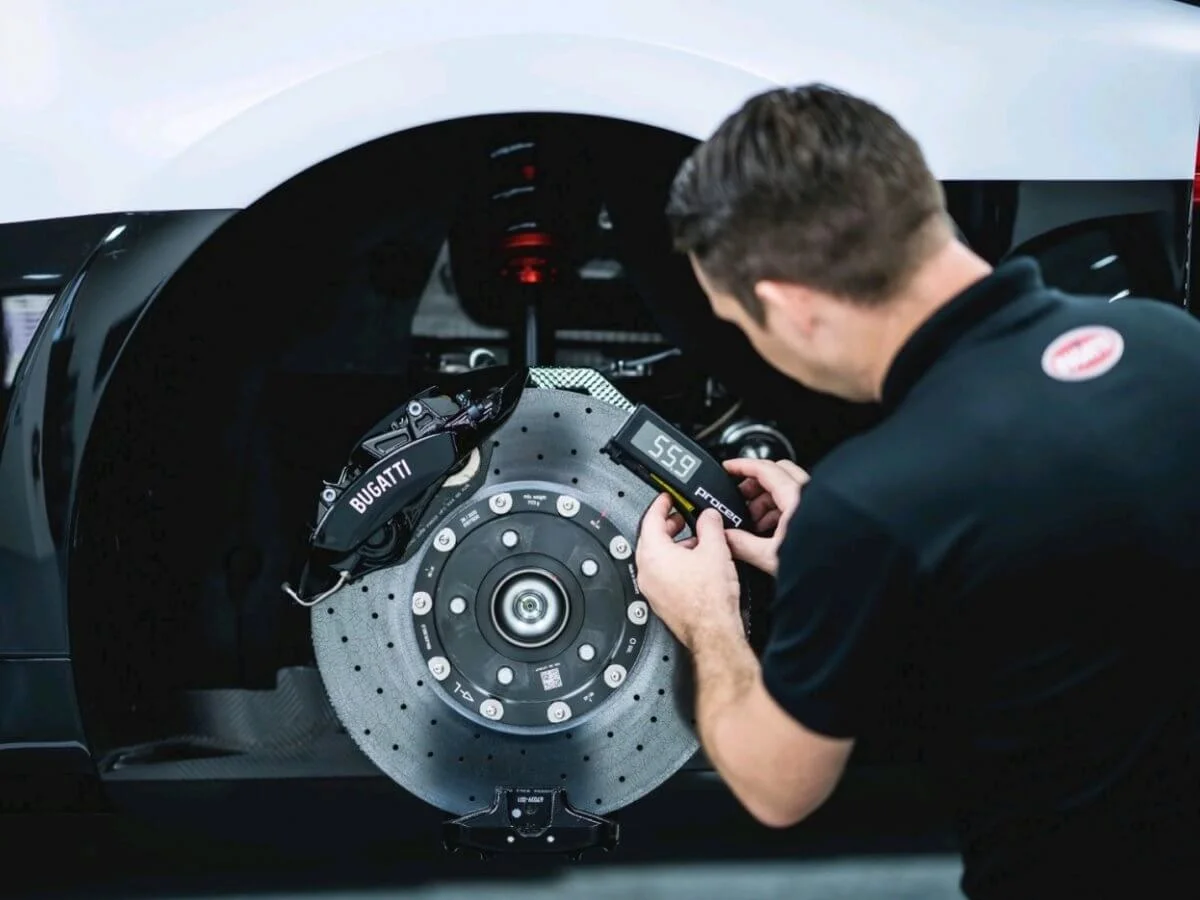 Kontrolle der Keramikbremsscheiben mit dem VAS6813 bei Bugatti