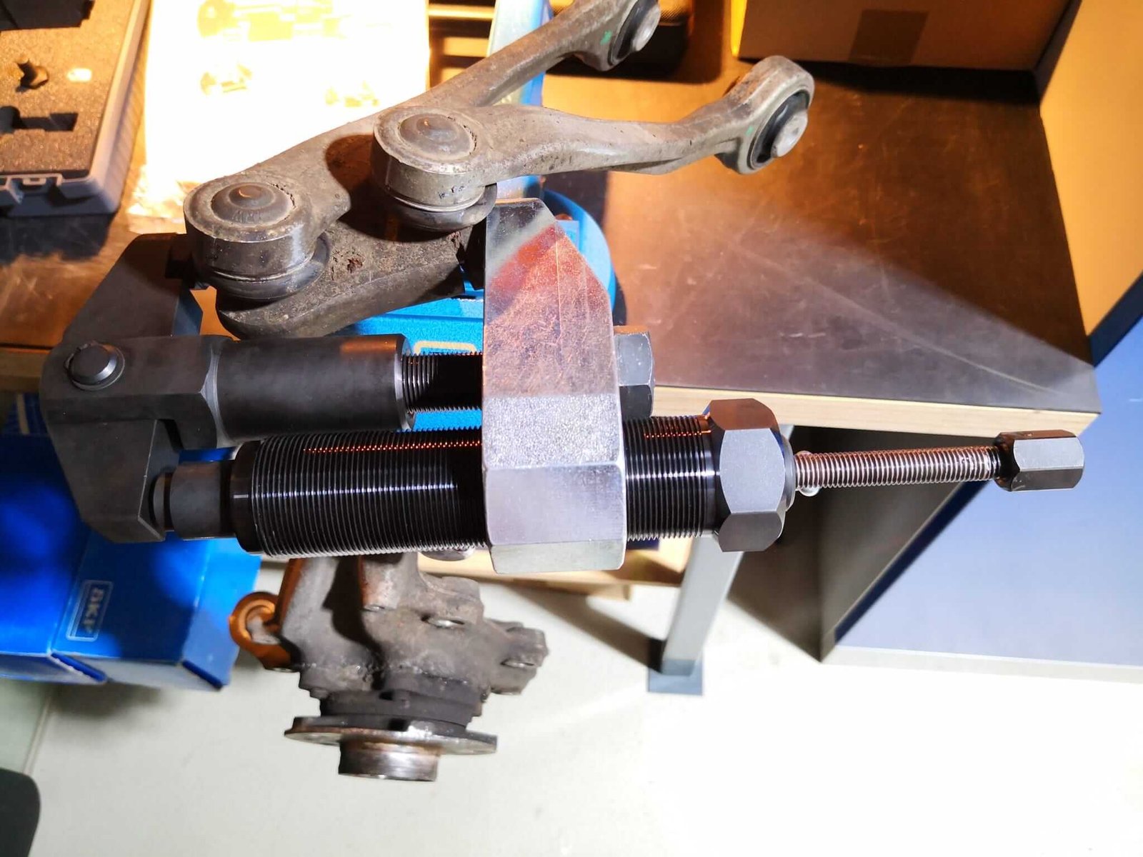 Audi Achsschenkel Stecksystem als Wandmontage