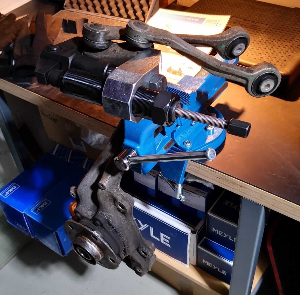 Audi Achsschenkel Stecksystem als Wandmontage