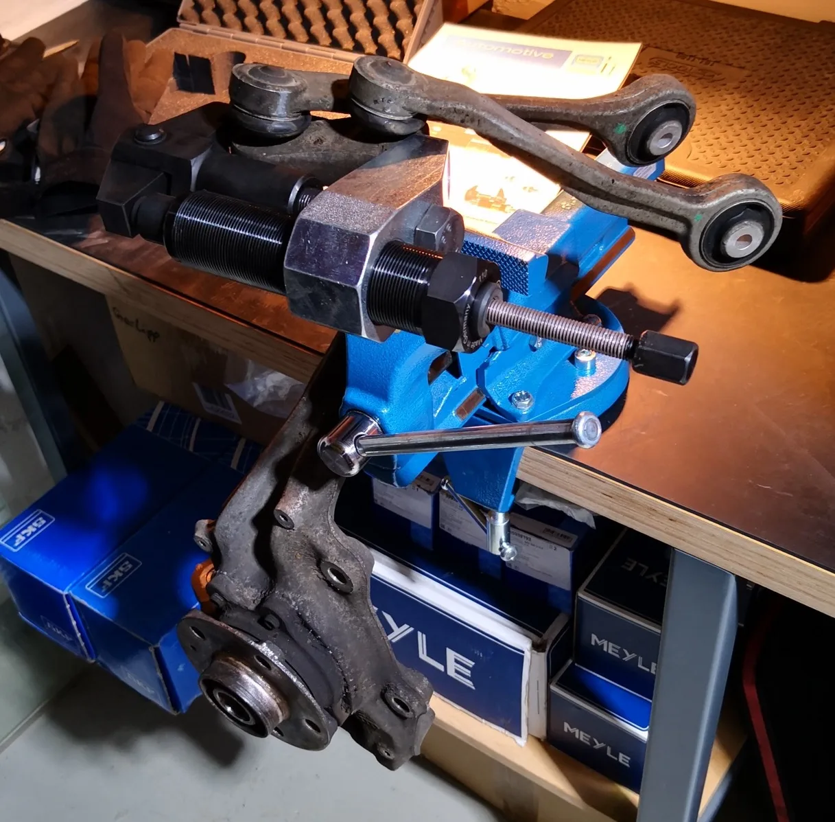Audi Achsschenkel Stecksystem als Wandmontage