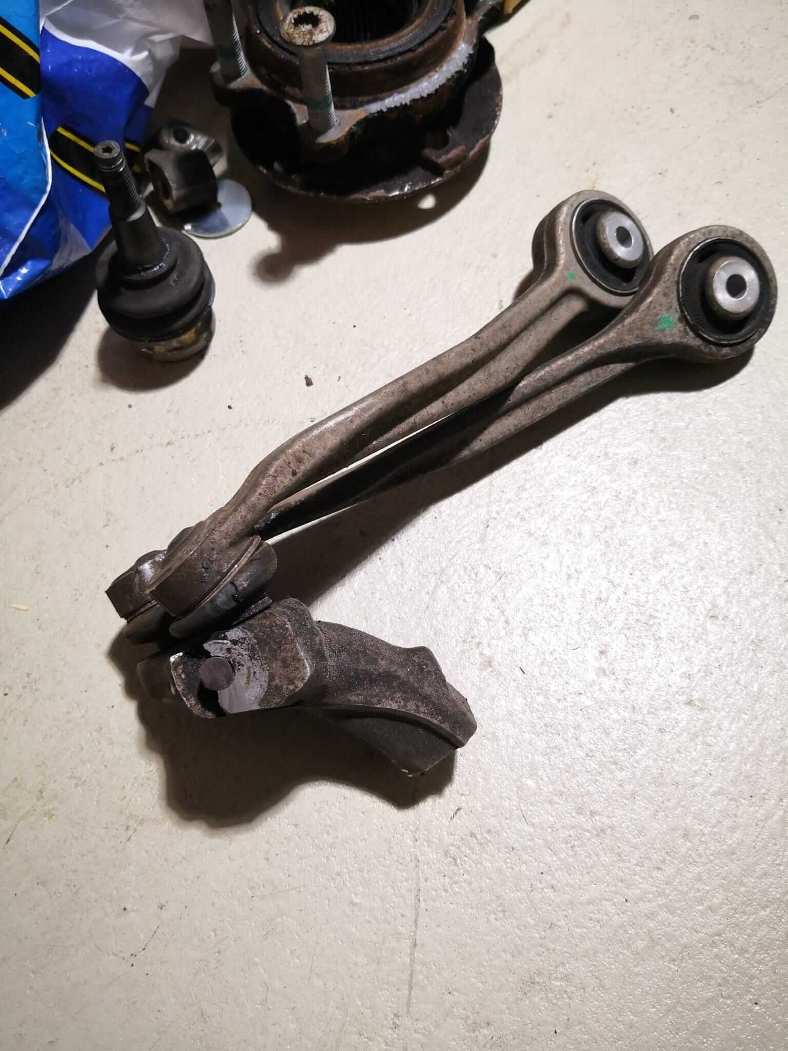 Audi Achsschenkel Stecksystem als Wandmontage